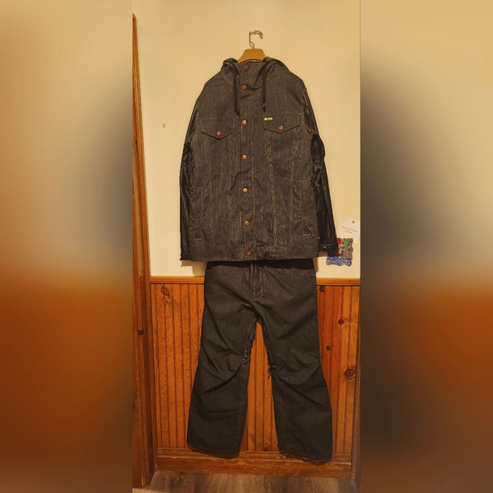 Apeture snowboarding jacket and pant set